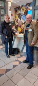 Le conférencier (monsieur Dominique Guinet, à gauche) avec un bénévole de la ville de Vittel
