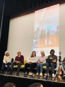 Photo des participants de la table ronde après la conférence